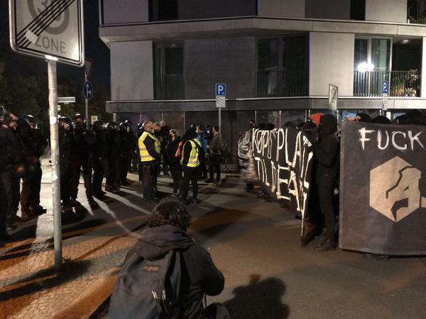 Die Polizei stoppte die Demo vorläufig wegen polizeifeindlicher Sprüche.