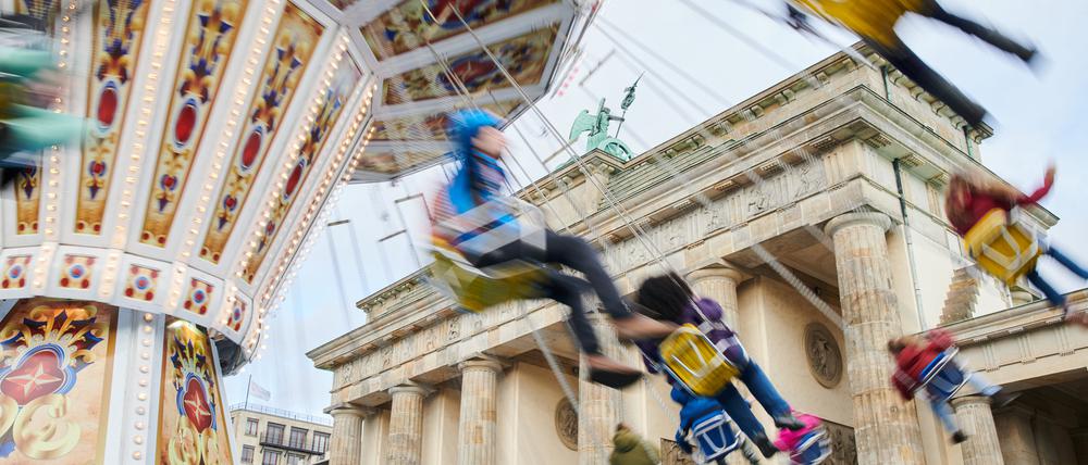 3. 10. 2019, Berlin: Ein Kettenkarussel dreht sich vor dem Brandenburger Tor beim Bürgerfest zum Tag der Deutschen Einheit. Foto: Annette Riedl/dpa +++ dpa-Bildfunk +++
