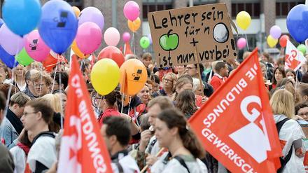 An der Friedrichstraße haben sich am Mittwoch gegen 9.30 Uhr zur Auftaktversammlung mehr als Tausend streikende Lehrer versammelt.