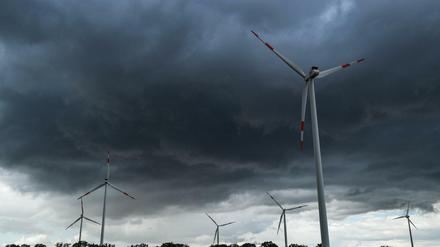 Dunkle Gewitterwolken ziehen über die Landschaft und Windenergieanlagen vom Windpark "Odervorland" im Landkreis Oder-Spree. (Archivbild)