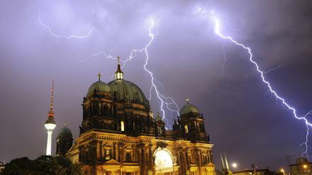 Gewitter in Berlin - Blitz über Lustgarten, Berliner Dom und Fernsehturm.
