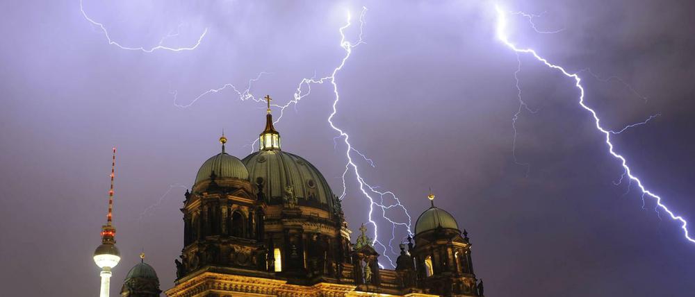 Gewitter in Berlin - Blitz über Lustgarten, Berliner Dom und Fernsehturm.