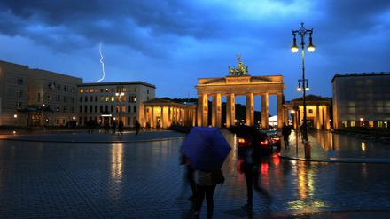 Das Brandenburger Tor in Berlin während eines heftigen Gewitters. Der Deutsche Wetterdienst warnt vor Unwettern am Dienstagabend und bis spät in die Nacht zu Mittwoch.