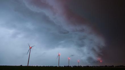 Sieversdorf: Ein Gewitter zieht in der Nacht über die Landschaft mit einem Windenergiepark im Landkreis Oder-Spree