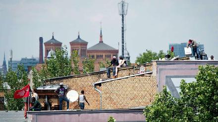 Flüchtlinge und Unterstützer führen am 27. Juni 2014 ihren Protest auf dem Dach der Gerhart-Hauptmann-Schule fort.