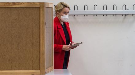 Berlins Regierende Bürgermeisterin Franziska Giffey bei der Wahl am 26. September 2021. Muss Sie um die Mehrheit der SPD in Berlin fürchten? Auch eine teilweise Wiederholung der Abgeordnetenhauswahl ist nicht vom Tisch. 