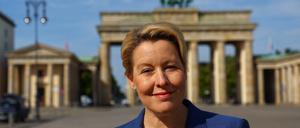 Berlin's Mayor Franziska Giffey poses for a portrait in front of the Brandenburg Gate in Berlin, Germany, September 5, 2022. REUTERS/Fabrizio Bensch