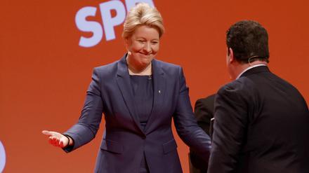 Franziska Giffey (l, SPD), regierende Bürgermeisterin von Berlin, gratuliert Hubertus Heil (SPD), Bundesminister für Arbeit, nach dessen Rede auf dem Landesparteitag der SPD Berlin. 
