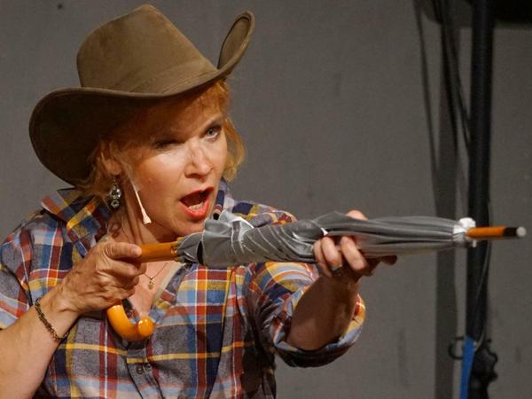 "Am Schießeiesen beißt keiner an!" - Chanson-Nette schmettert als Cowgirl das Chanson aus "Annie Get Your Gun".  