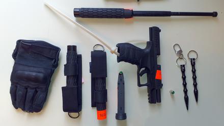 Bei fünf jungen Männern hat die Polizei am Freitag in Kreuzberg mehrere Waffen gefunden und beschlagnahmt.
