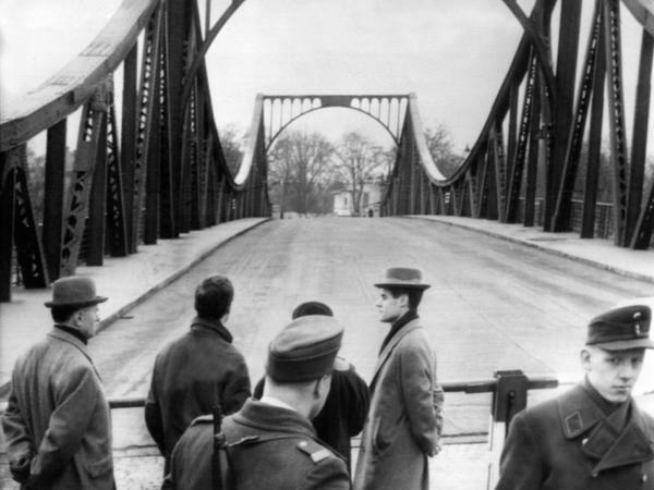 Blick am 10.02.1962 über den Schlagbaum auf Westberliner Seite auf die Glienicker Brücke in Berlin, auf der kurz zuvor der Austausch des US-Piloten Gary Francis Powers gegen den sowjetischen Spion Rudolf Iwanowitsch Abel stattgefunden hatte. 