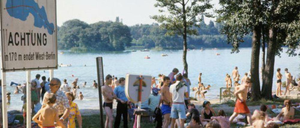 Glienicker See, Kladow, 1989. Am Strand das Schild: "Achtung, in 170 Metern endet West-Berlin."