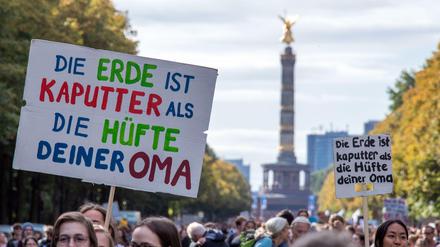 Seit Jahren streiten junge Berliner:innen fürs Klima. Mit dem Berliner Energie- und Klimaschutzprogramm will der Senat neue Maßnahmen dazu festlegen,