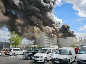 Starke Rauchentwicklung bei einem Feuer in Berlin-Lichterfelde.