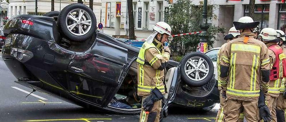 Dachschaden: Die Fahrerin dieses Geländewagens hat einen Mercedes gerammt, der in der Gneisenaustraße in zweiter Reihe stand. Feuerwehrleute bargen die Frau leicht verletzt. 
