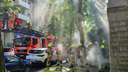 In der Steglitzer Leydenallee brannte im Erdgeschoss eines 6-geschossigen Wohngebäudes eine Wohnung.
