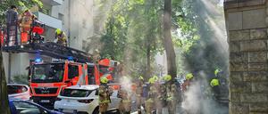 In der Steglitzer Leydenallee brannte im Erdgeschoss eines 6-geschossigen Wohngebäudes eine Wohnung.