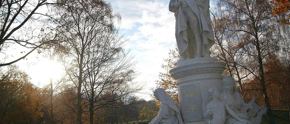Saubermann. Seit 1987 ersetzte ein Betonabguss das Marmorbild Goethes. Jetzt kann man den 1880 geschaffenen Dichter wieder im Original bestaunen.