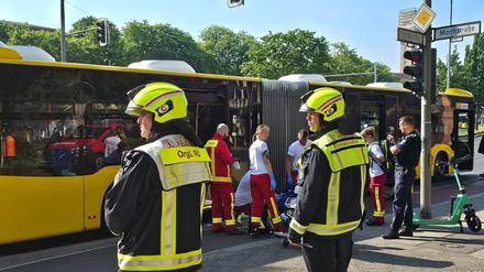 In Berlin-Spandau rückte die Feuerwehr zu einem Unfall mit einem Linienbus aus.