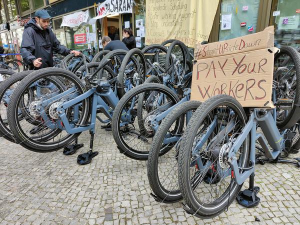 Umgedrehte Fahrräder als Zeichen des Protests am Montag in Tempelhof.