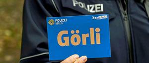 Die Polizei informiert Besucher des Görlitzer Parks mit Handzetteln.
