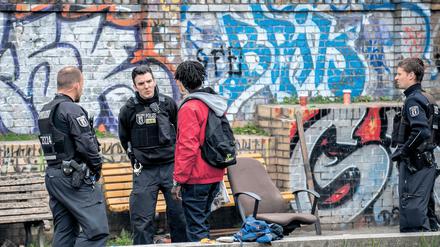 Polizisten kontrollieren im Görlitzer Park einen Mann. Die Grünanlage ist Treffpunkt für Drogendealer und Konsumenten.