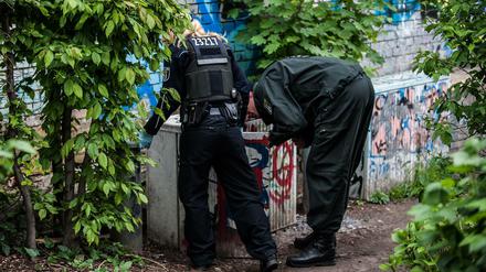 Normalerweise sind sie selbst auf der Suche, jetzt sollen sie untersucht werden: Berlins Polizisten - hier im Görlitzer Park.