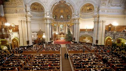Gefüllte Kirchenbänke. An Heiligabend sind die Gottesdienste nicht nur im Berliner Dom stets gut besucht. 