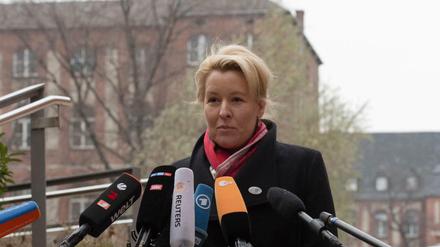 Franziska Giffey (SPD), die Regierende Bürgermeisterin von Berlin, besuchte am Dienstag die Covid-Intensivstation des Universitätsklinikums. 