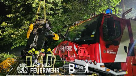 Die Feuerwehr hat am Freitagabend mehrere Stunden für einen Rettungseinsatz in Berlin-Steglitz benötigt.