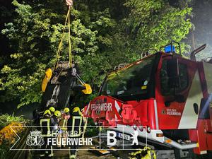 Die Feuerwehr hat am Freitagabend mehrere Stunden für einen Rettungseinsatz in Berlin-Steglitz benötigt.