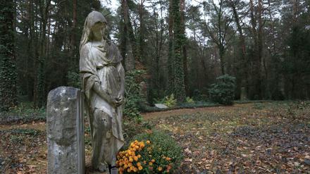 Gräber auf dem Wilmersdorfer Waldfriedhof Stahnsdorf, südwestlich von Berlin.