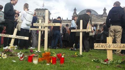 Demonstranten hatten am 21. Juni rund 100 Gräber auf der Wiese vor dem Reichstag ausgehoben, um gegen die EU-Flüchtlingspolitik zu protestieren. Am Freitag wird die Wiese wieder freigegeben.