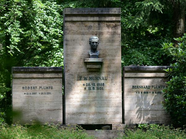 a Die Grabstätte Friedrich Wilhelm Murnaus und seiner beiden Brüder auf dem Südwestkirchhof in Stahnsdorf. 
