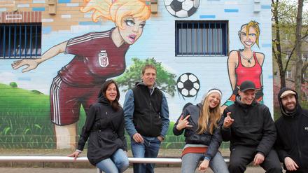 Die Görli-Gang: Chy, Mirko, Linda, Ches und Argh (v.l.n.r.) sorgen mit vielen anderen Sprayern für die neuen Graffiti auf dem Sportgelände an der Wiener Straße.