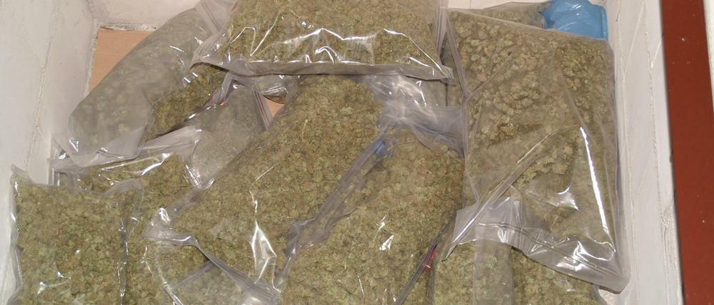 Diese Cannabis-Pakete hat die Polizei in Brandenburg gefunden. 