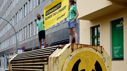 Aktivisten protestieren gegen eine mögliche Laufzeitverlängerung der Atomkraftwerke in Deutschland.