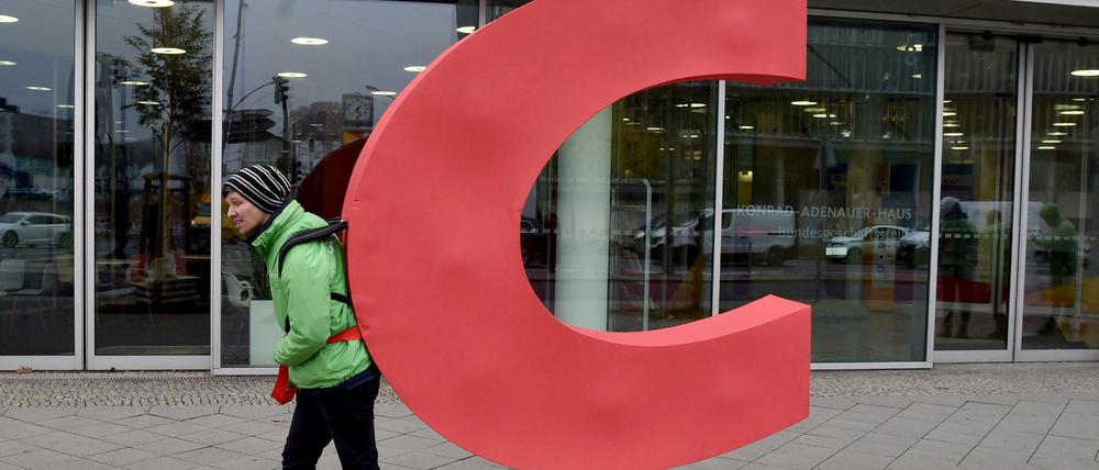 Ein Aktivist von Greenpeace trägt einen nachgemachten Buchstaben C wie im Parteiennamen CDU vor der CDU-Bundesgeschäftsstelle.