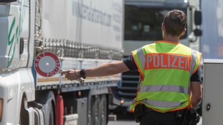 Kriminelle Schleuser transportieren Menschen häufig in LKW - weshalb es, wie hier in Bayern, zunehmend Grenzkontrollen gibt. 