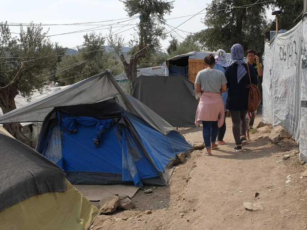 Migranten im größten, improvisierten Flüchtlingslager Europas auf der griechischen Insel Lesbos. 