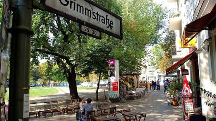 In der Grimmstraße tobt noch nicht das Partyleben, aber der Bezirk beugt lieber mit einem Kneipen-Stopp vor.