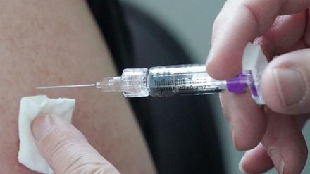 Wie eine Grippe-Impfung: Im Jahr 2021 könnte eine Impfung gegen das Coronavirus verfügbar sein.