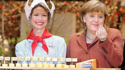 Der Käse aus Holland scheint Angela Merkel zu schmecken.
