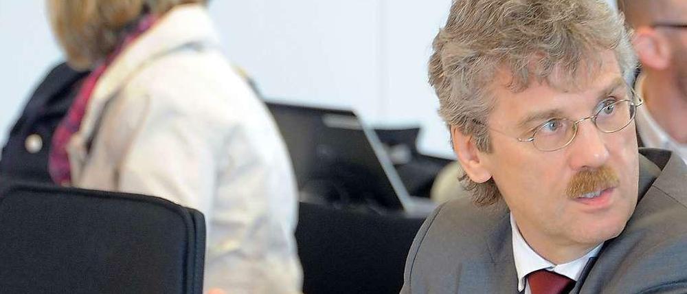 Auch Jochen Großmann, ehemaliger Brandschutzexperte am BER, wurde am Freitag vom Untersuchungsausschuss befragt. Großmann ist vor einem Jahr wegen Bestechlichkeit im Zusammenhang mit seiner Tätigkeit am Flughafen verurteilt worden. 