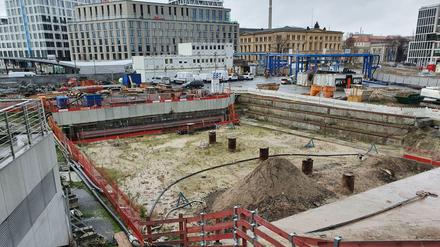Hier versickern die Millionen: die Grube für den Tunnel der künftigen Linie S21 am Berliner Hauptbahnhof.