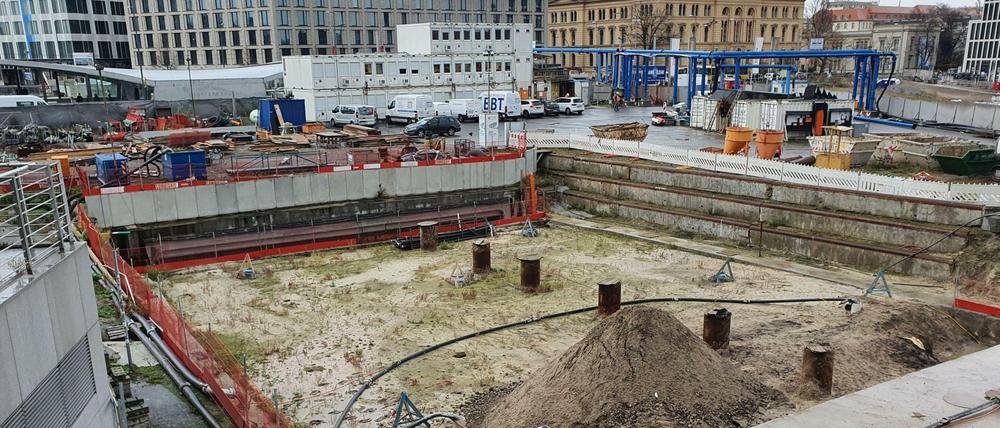 Hier versickern die Millionen: die Grube für den Tunnel der künftigen Linie S21 am Berliner Hauptbahnhof.