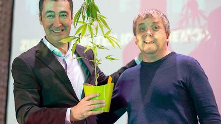 Hanf für den Parteichef. Auf dem Landesparteitag der Berliner Grünen bekam der Bundesvorsitzende Cem Özdemir eine Cannabispflanze geschenkt.