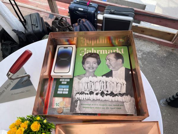 Die Zeitkapsel des John-Jahr-Hauses kurz vor der Grundsteinlegung in Berlin. Enthalten sind unter anderem ein iPhone, ein Zehn-Euro-Schein, ein Heft über die Jahr-Familie und eine aktuelle Ausgabe des „Hamburger Abendblatts“.