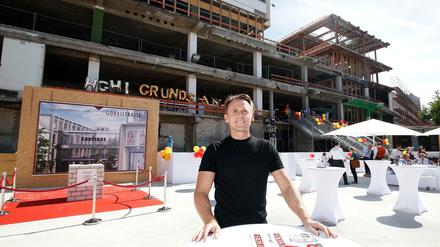 Harald Huth bei der Grundsteinlegung für ein neues Karstadt-Kaufhaus in Tegel.