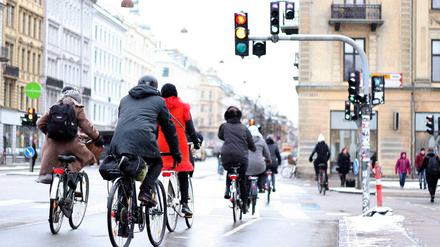 Kopenhagen investiert mehrere Millionen Euro in ein intelligentes Verkehrssystem, das zum Beispiel Ampel-Grünphasen an die Menge an Radfahrern anpasst, die unterwegs ist. 